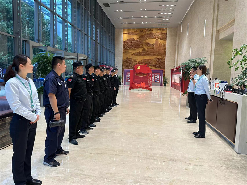 张经理布置准备工作.jpg
