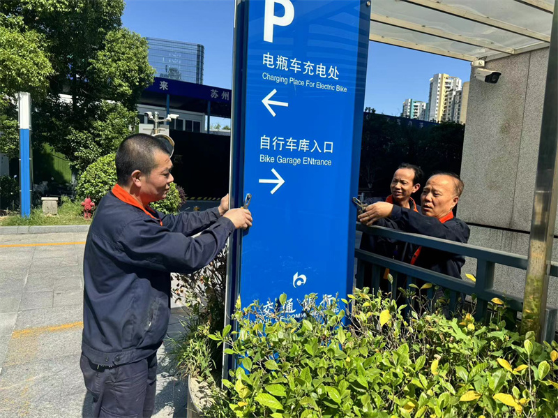 检查室外广告牌是否有松动.jpg