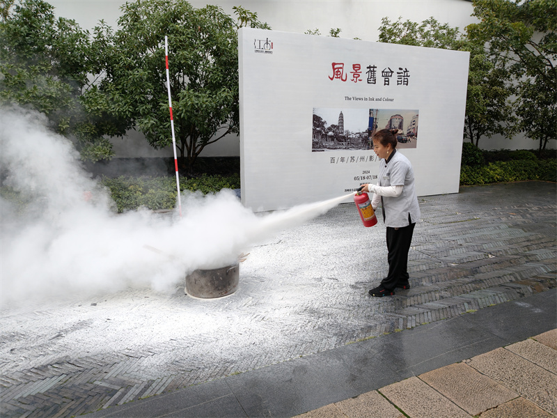 灭火器灭火1.jpg