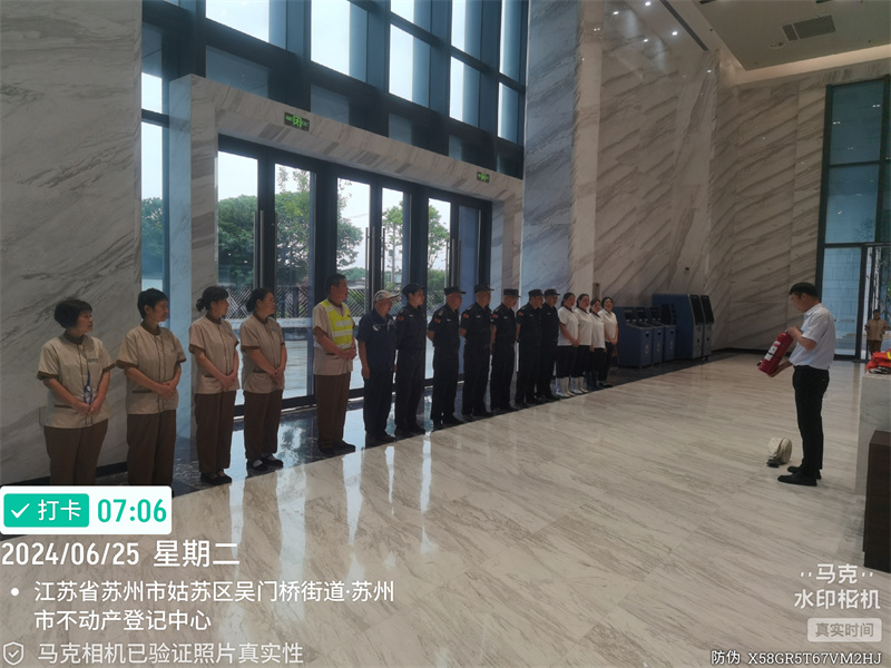 保安队长丁涛正在进行消防理论知识的培训.jpg