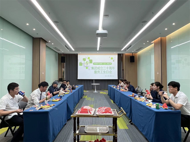 员工吃零食.jpg
