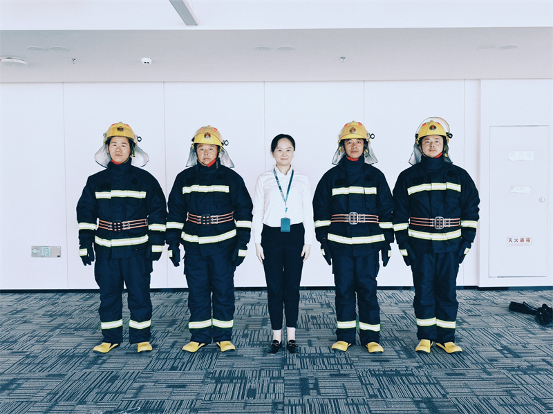 中间站长谢丹丹、右二保安主管席与洋与小组成员.jpg