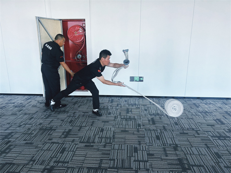 小组成员抛水带.jpg