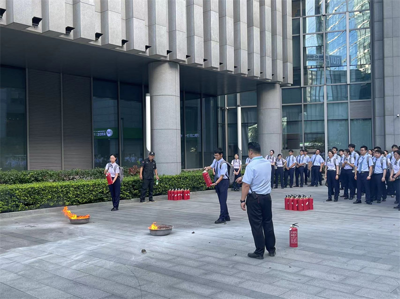 大学生消防演习.jpg