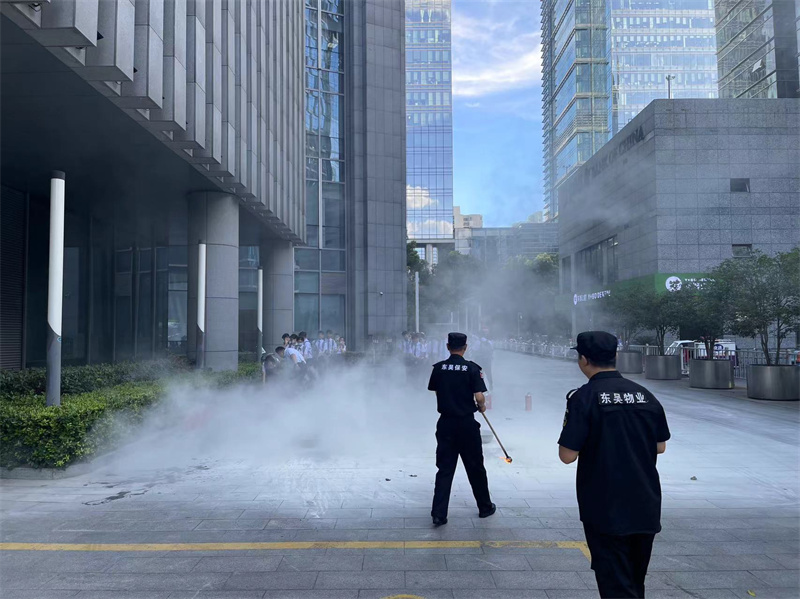 保安为演习做保障工作.jpg