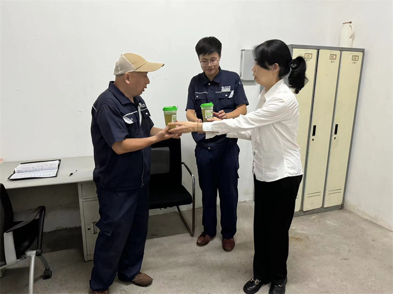 办公室将绿豆汤送到工程值班岗的员工.jpg
