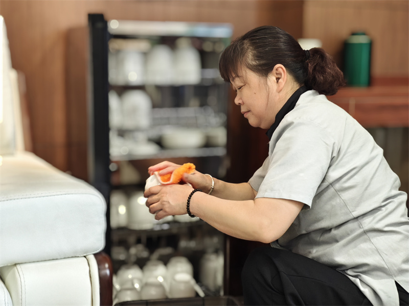 贵宾室杯具清洗.jpg