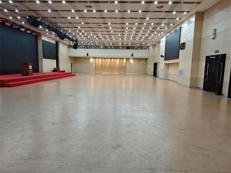 PVC地面打蜡前.jpg
