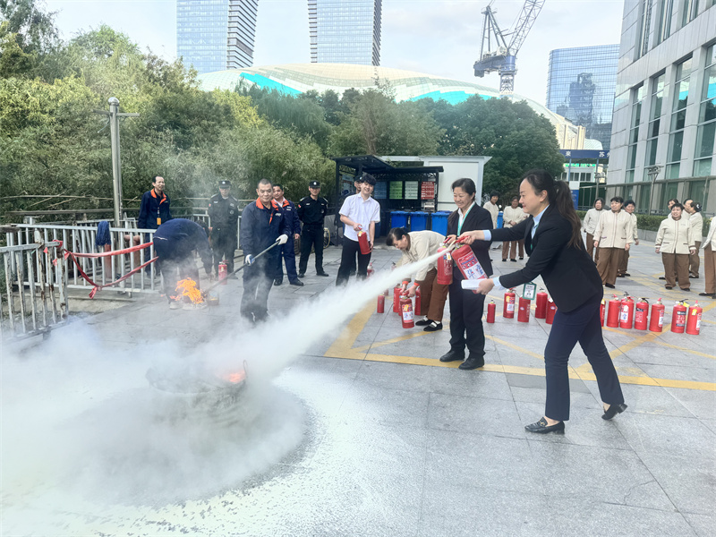 前项目副经理谢丹丹、后保洁主管林超.jpg