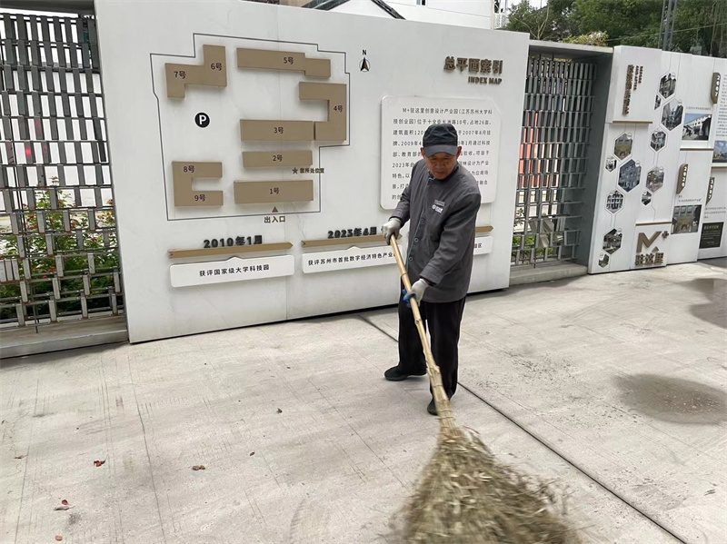 文化墙考察前清洁.jpg