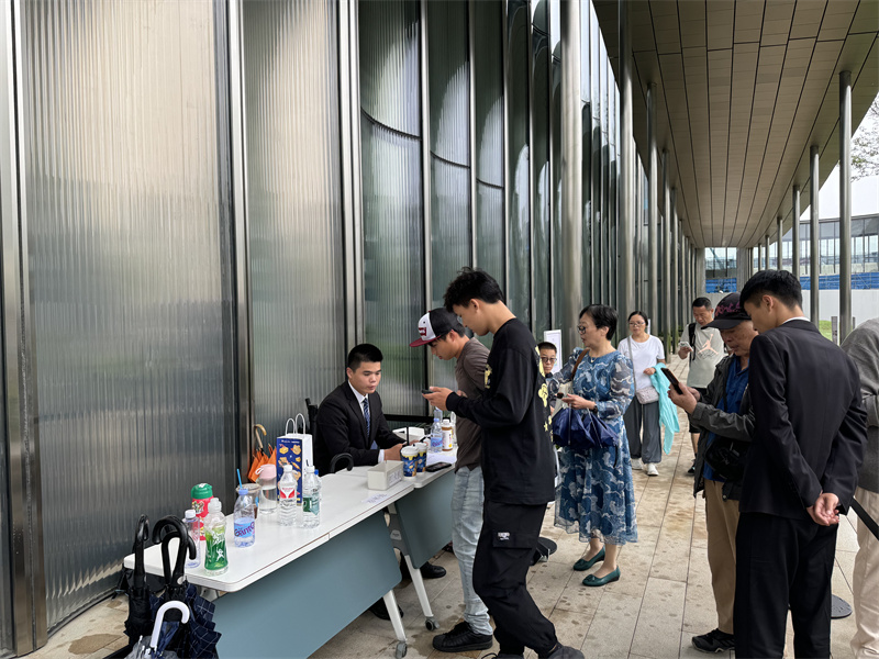 安保协助游客进行入馆登记.jpg