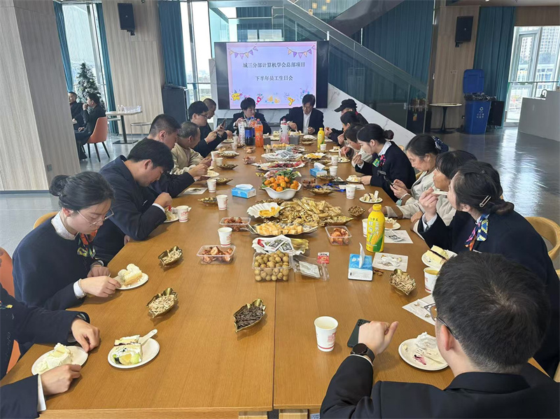 员工齐聚分享美食.jpg