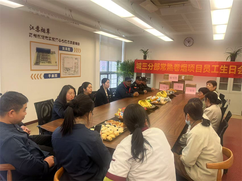 员工围坐一起照片.jpg