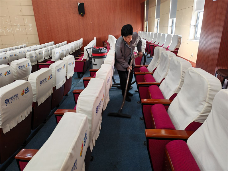 保洁对报告厅进行打扫.jpg