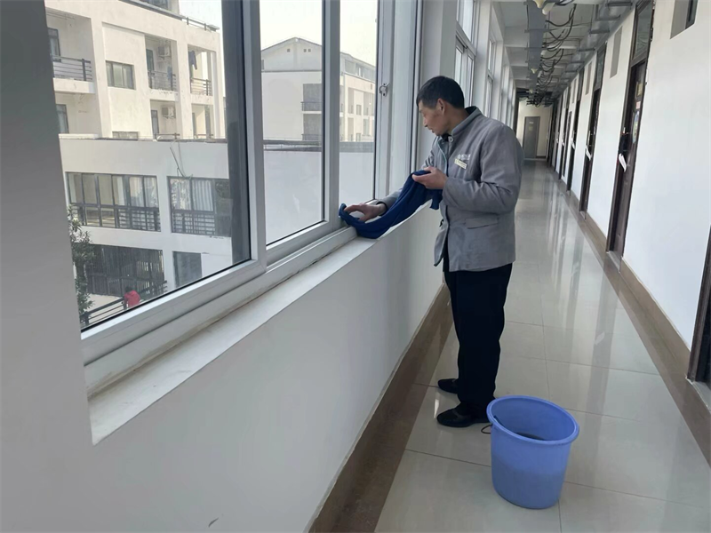 保洁对窗户缝隙进行细清理.png