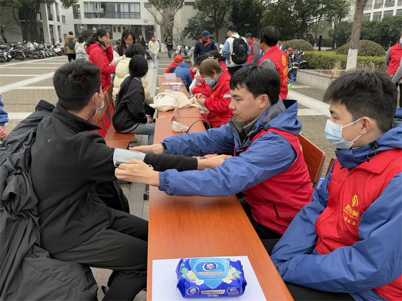给同学测量血压.jpg