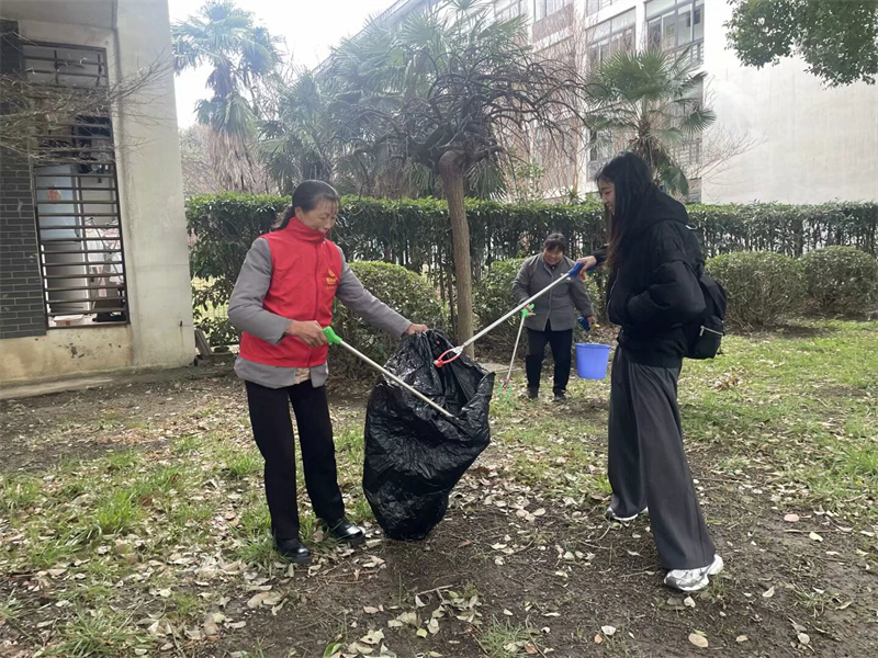 保洁阿姨和同学一起捡白色垃圾.jpg