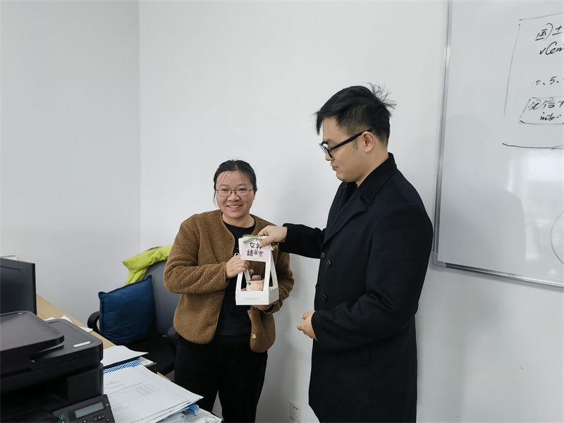 项目经理为女性业主送上节日小礼物.jpg