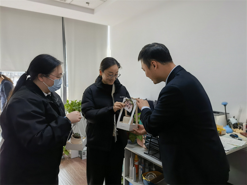 保安队长为女性业主送上节日小礼物.jpg