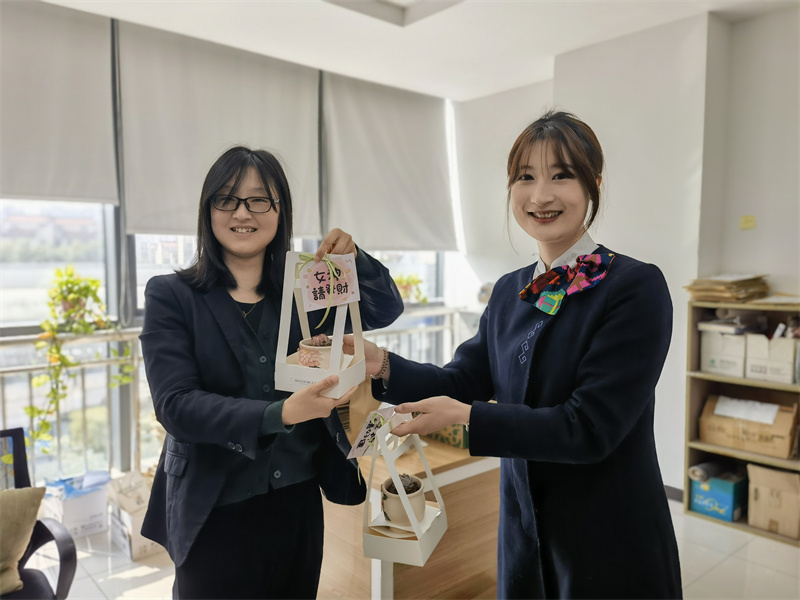 客服主管为女性业主送上节日小礼品.jpg