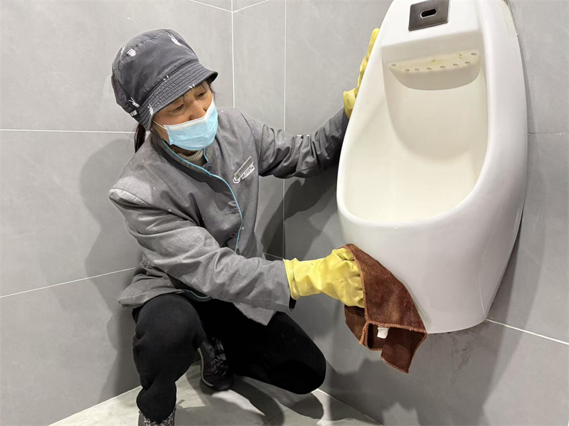 卫生间洁具打扫.jpg