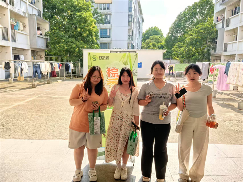 吃到粽子愉快合影.jpg