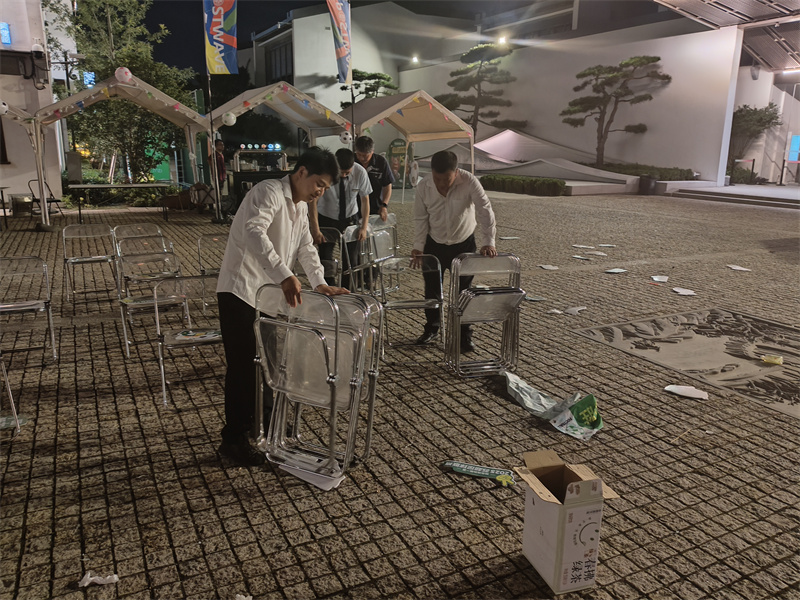 赛后场地的恢复.jpg
