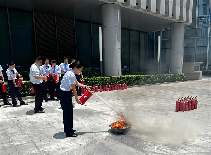 灭火器使用(1).jpg