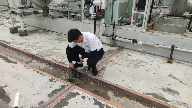 台风前巡查下水口.jpg