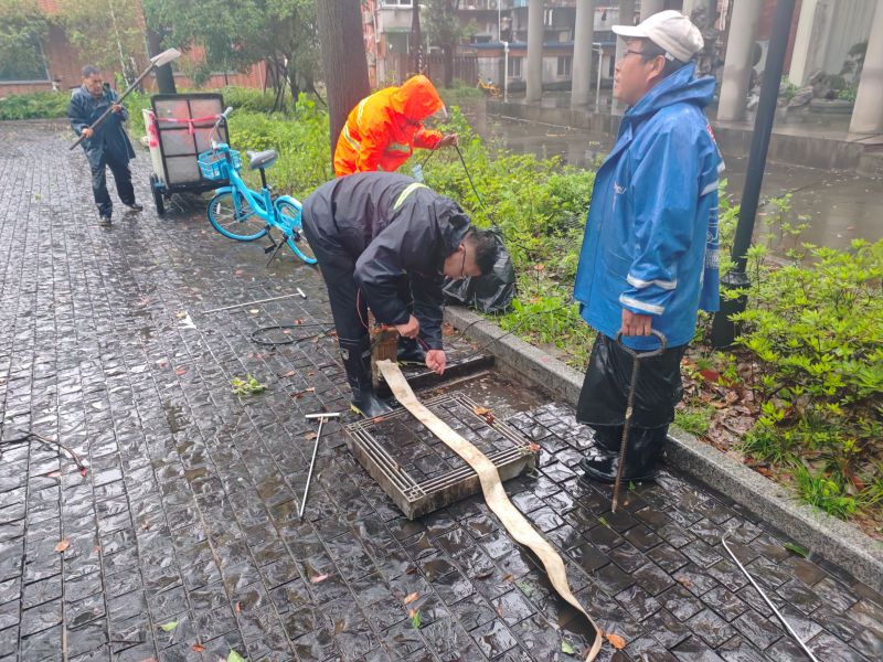 台风当天暴雨抢险1.jpg