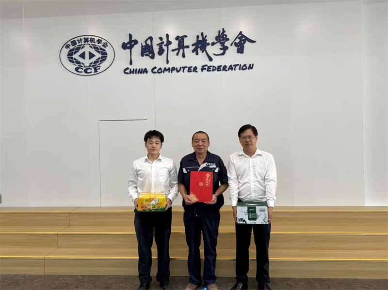 发放证书与礼品.jpg