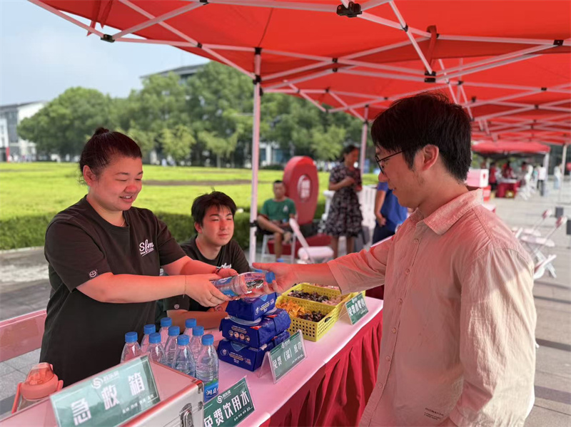 为学生提供水.jpg