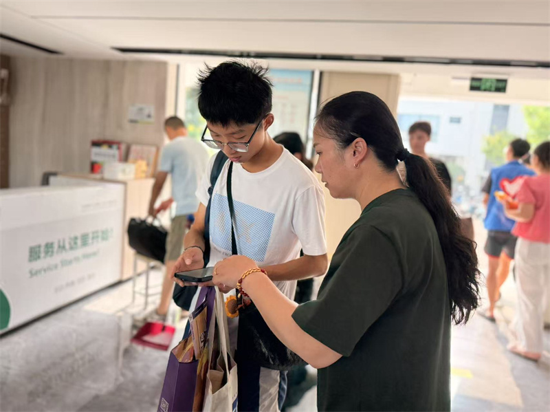 为学生解答问题.jpg