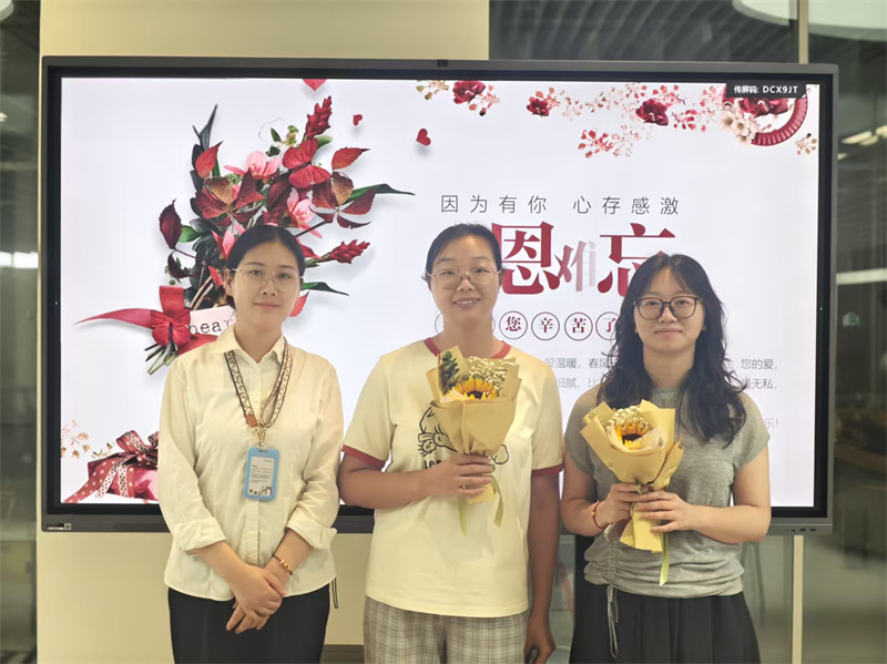 与老师合照.jpg