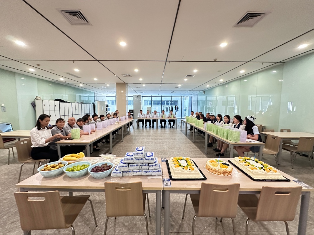 员工生日会.jpg