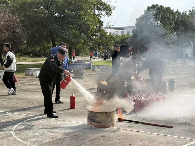 保安现场示范灭火器的使用.jpg