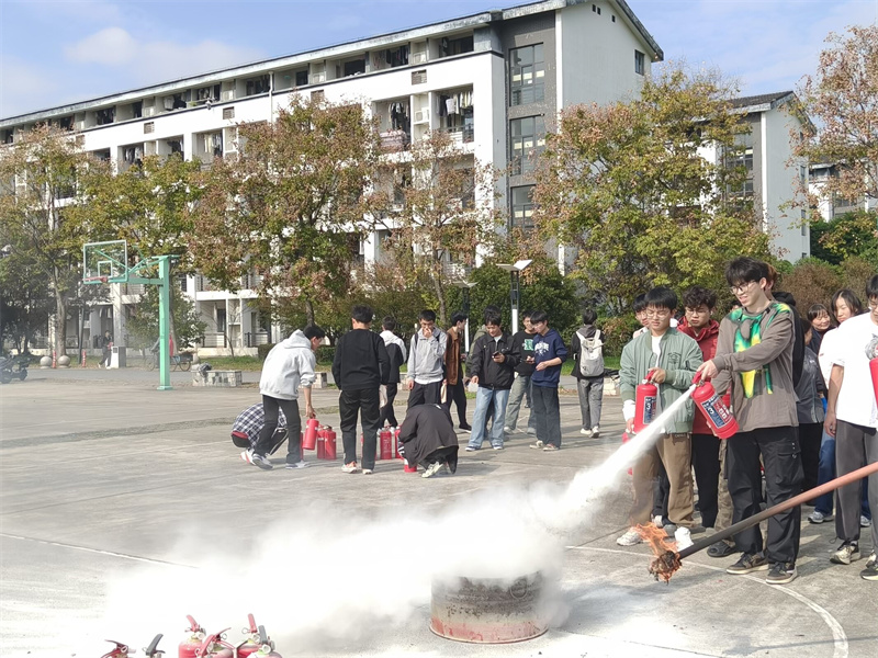 学生使用灭火器 (2).jpg