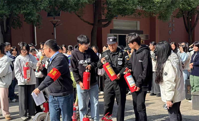1763096920418763.jpg 保安员教学生使用灭火器.jpg