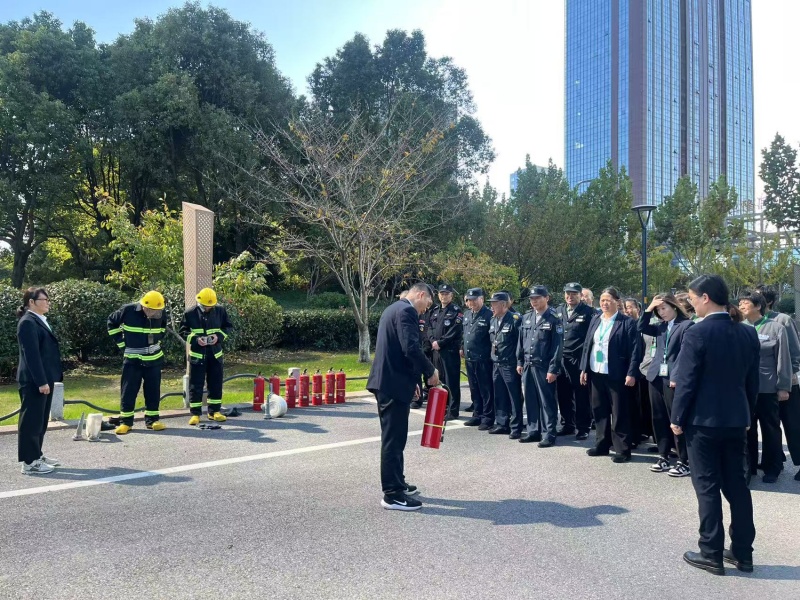 1763113720979844.jpg 介绍灭火器材使用方法 (1).jpg