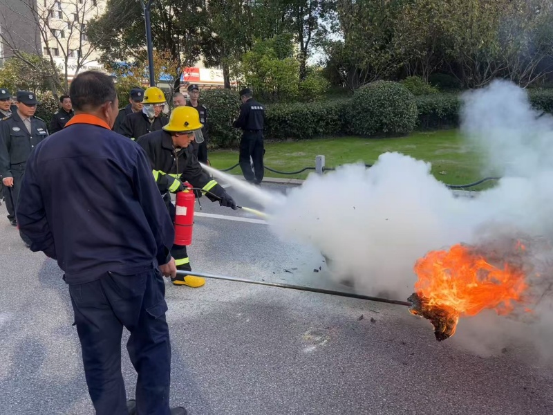 1763113903170696.jpg 使用干粉灭火器灭火 (1) (1).jpg