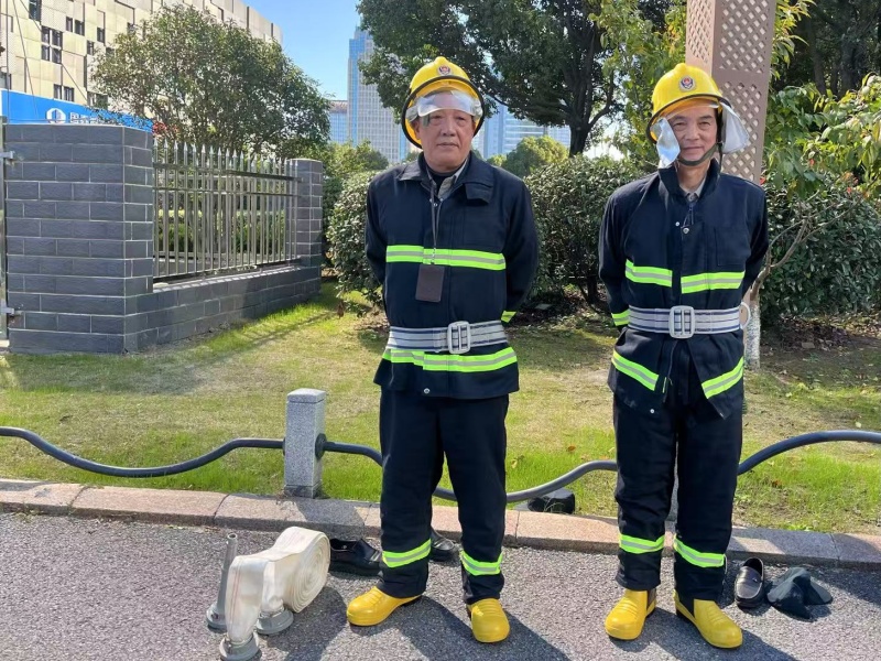 1763113949194001.jpg 穿戴消防服 (2) (1).jpg