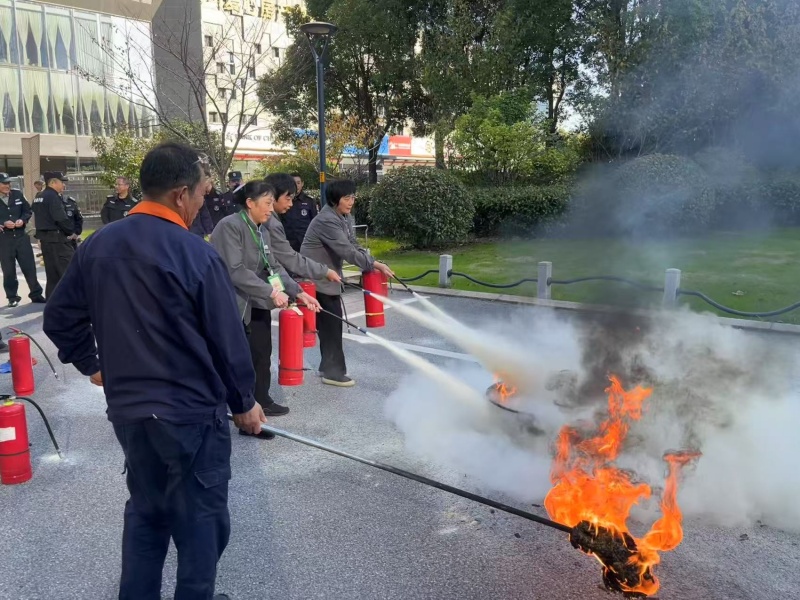 1763113988673060.jpg 使用干粉灭火器灭火 (3) (1).jpg