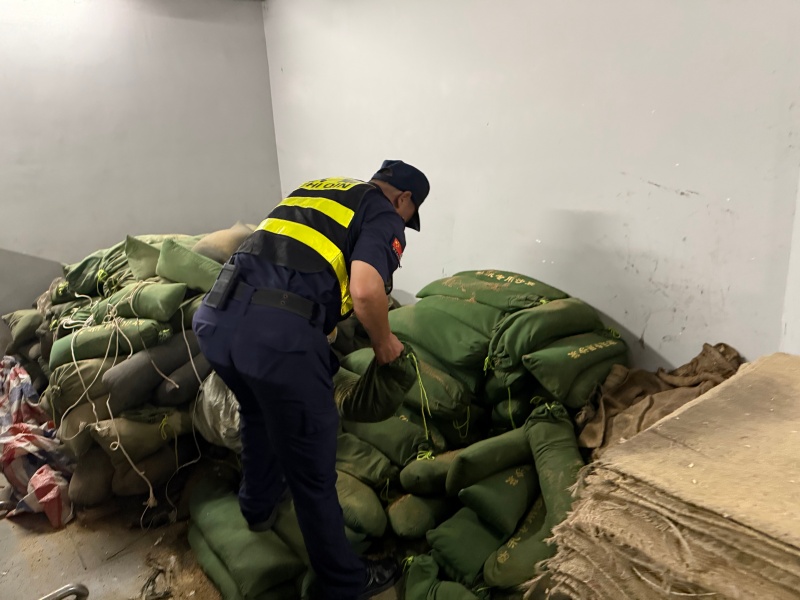 1765767236667493.jpg 保安码放防汛沙袋.jpg