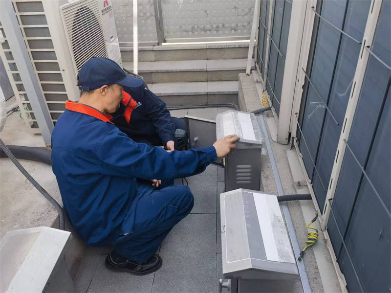 工程人员检查顶楼设备.jpg