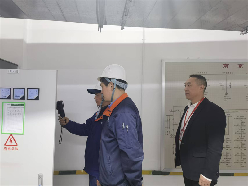 工程人员检查配电系统.jpg