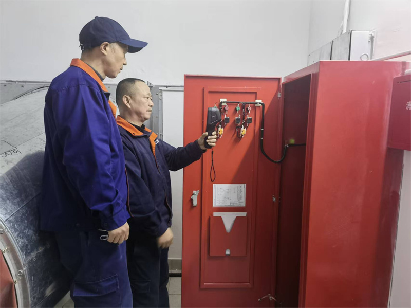 工程人员检查消防设备.jpg