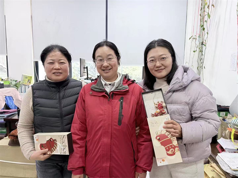 给在校女教师送艾草手工小马挂件 (6).jpg