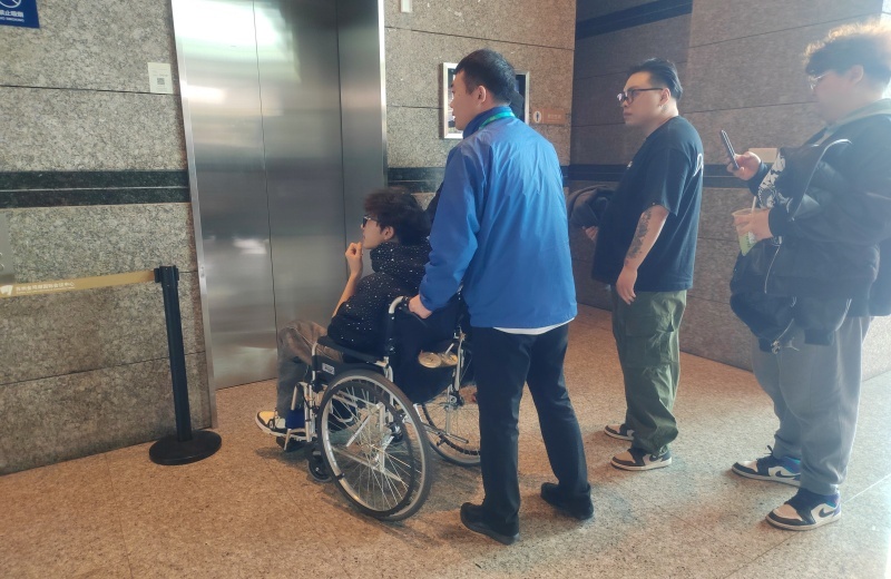 管理员刘青为受伤观众提供爱心服务.jpg