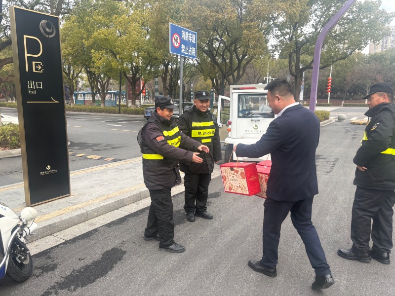 项目经理初一慰问员工....jpg