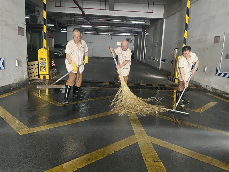 保洁对积水进行清扫.jpg